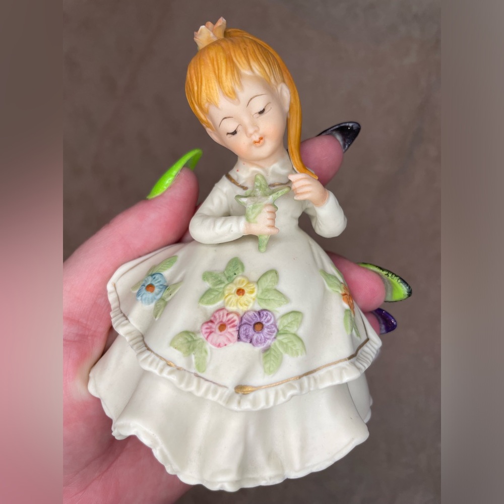 Vintage Lefton Antique Ivory Blond Girl With Flowers Hand Painted. Made in Japan
